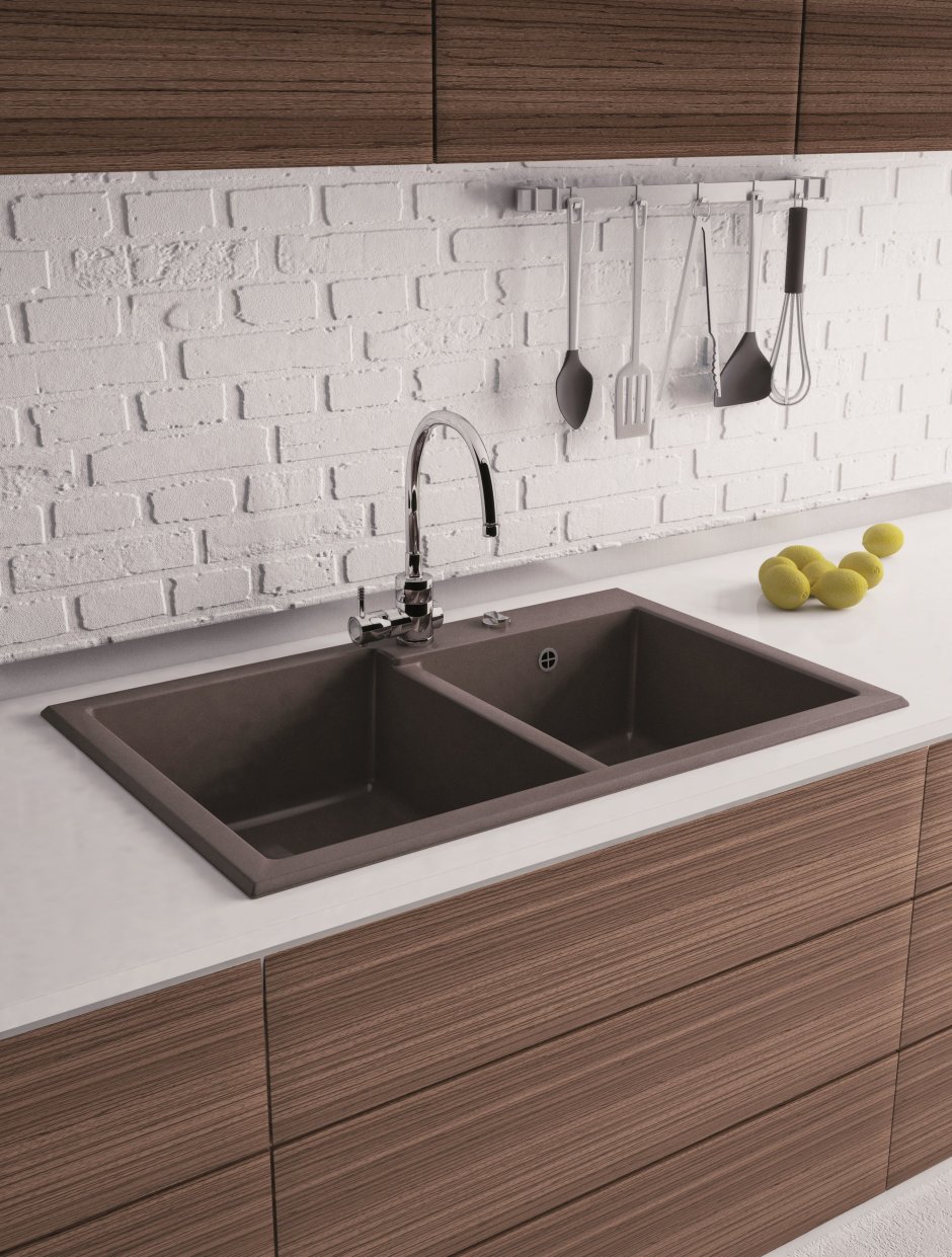 Светлая кухня с черной мойкой