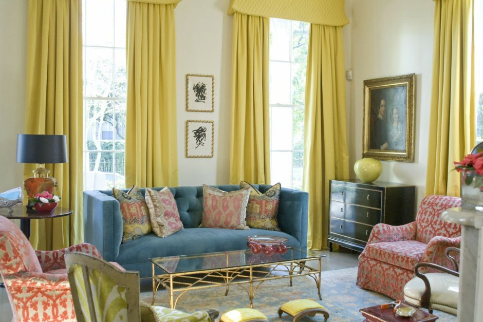 Желтый диван и бирюзовые шторы