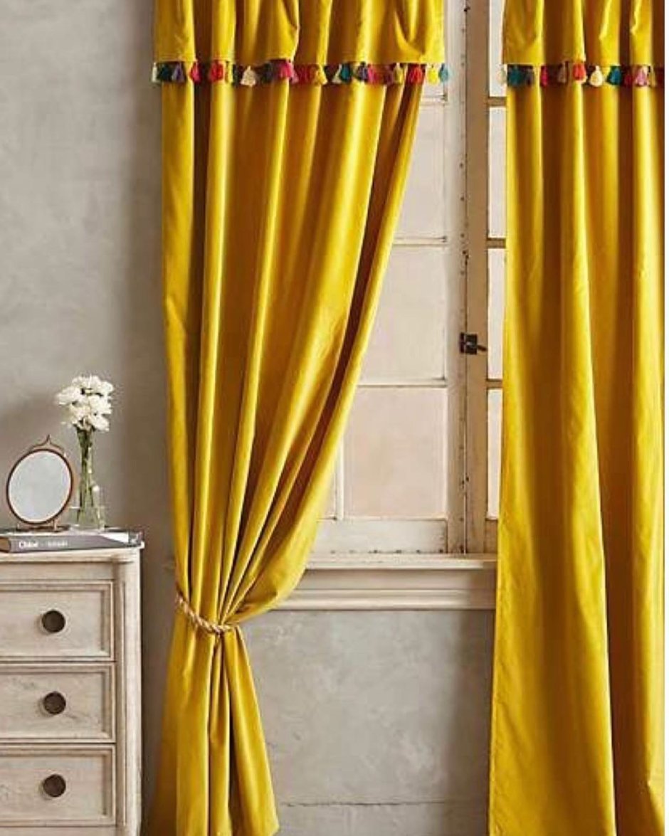 Горчичные занавески в интерьере