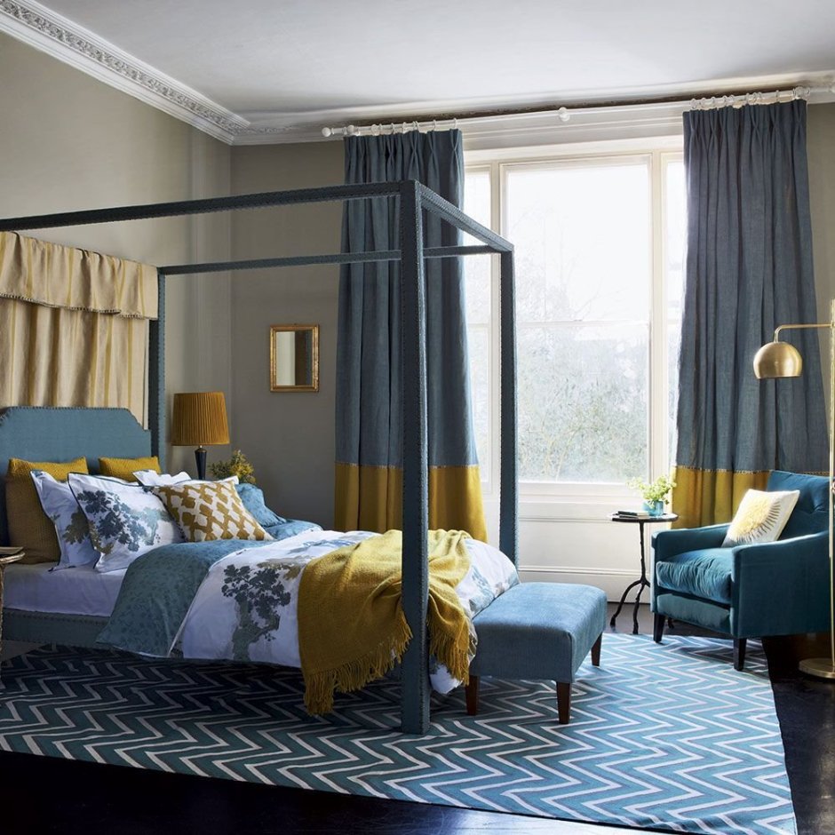 Горчичные шторы в спальне