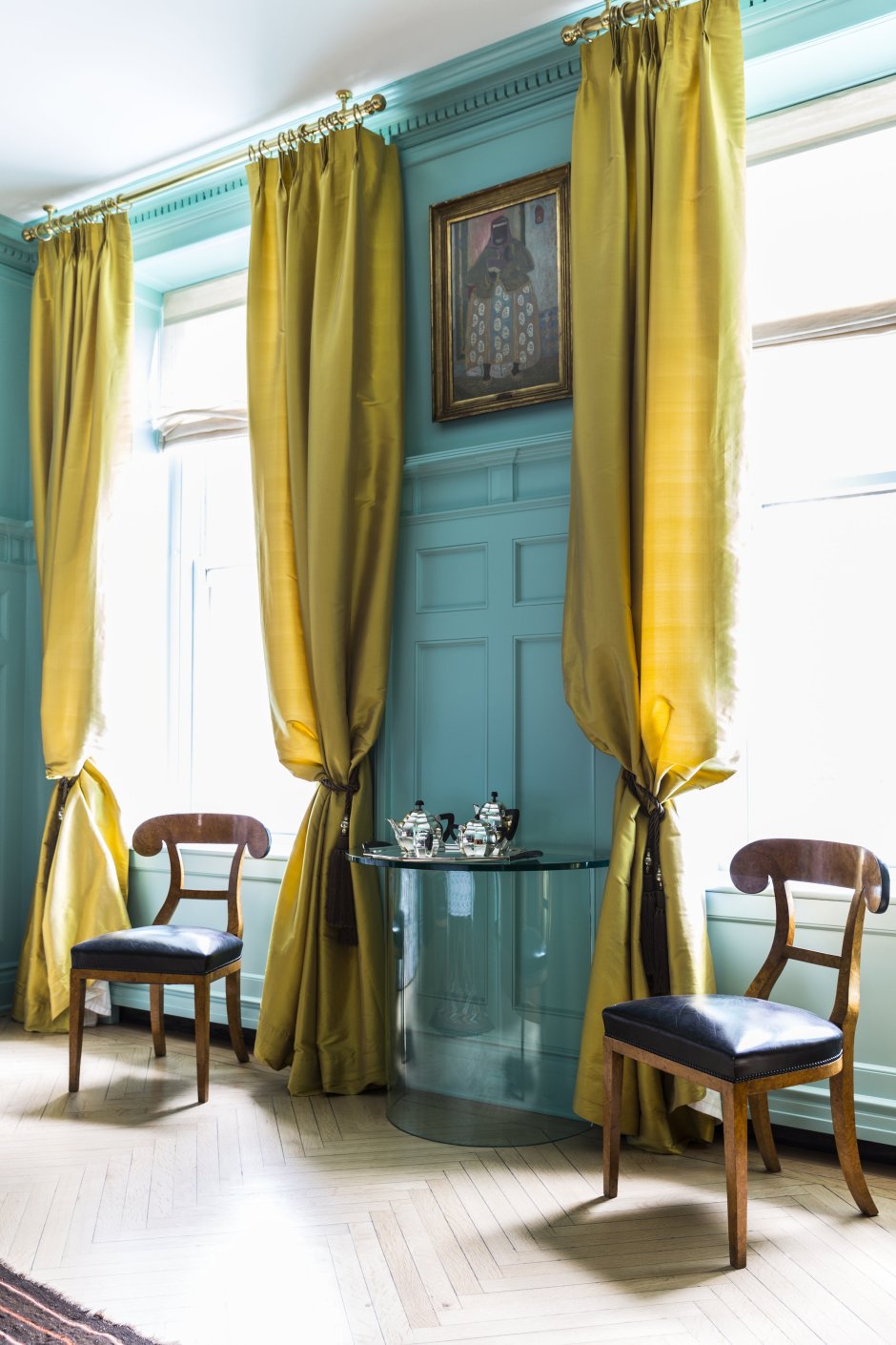 Шторы горчичного цвета в интерьере