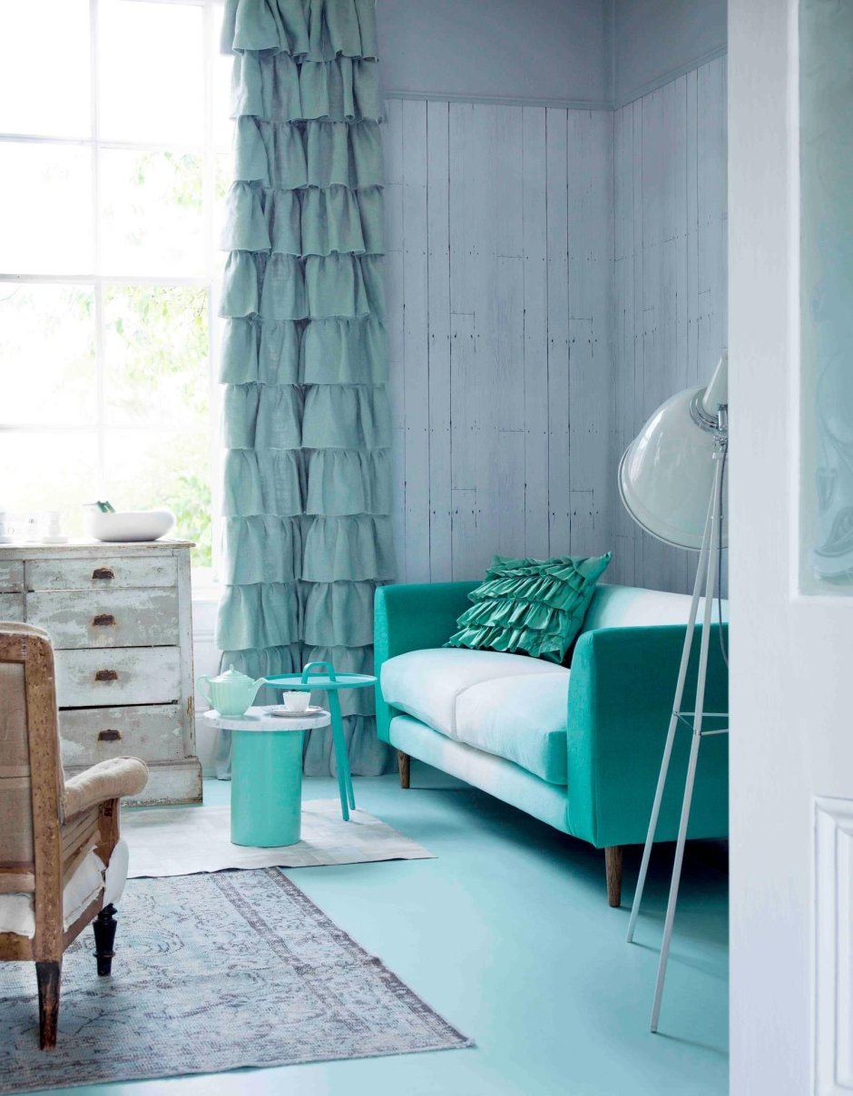 Мятный диван в интерьере