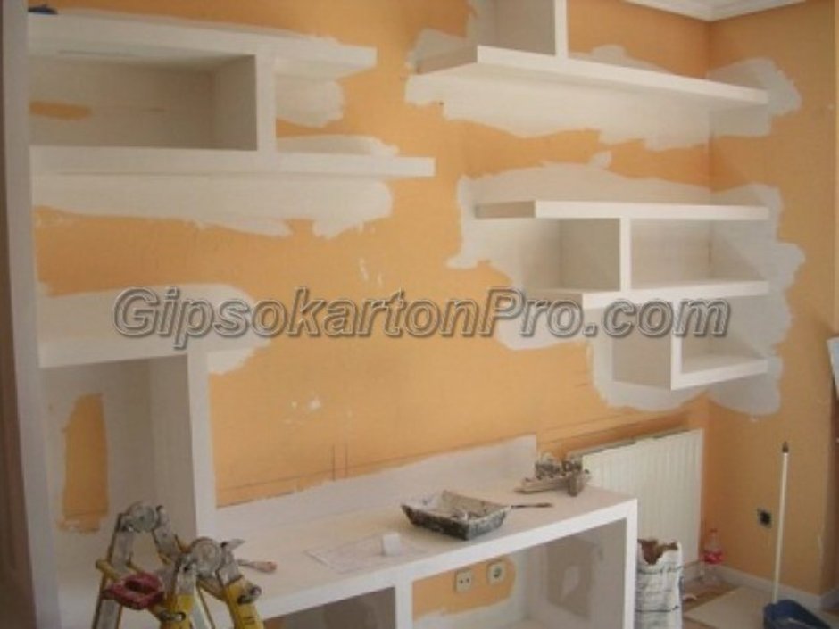 Полки из гипсокартона на стене