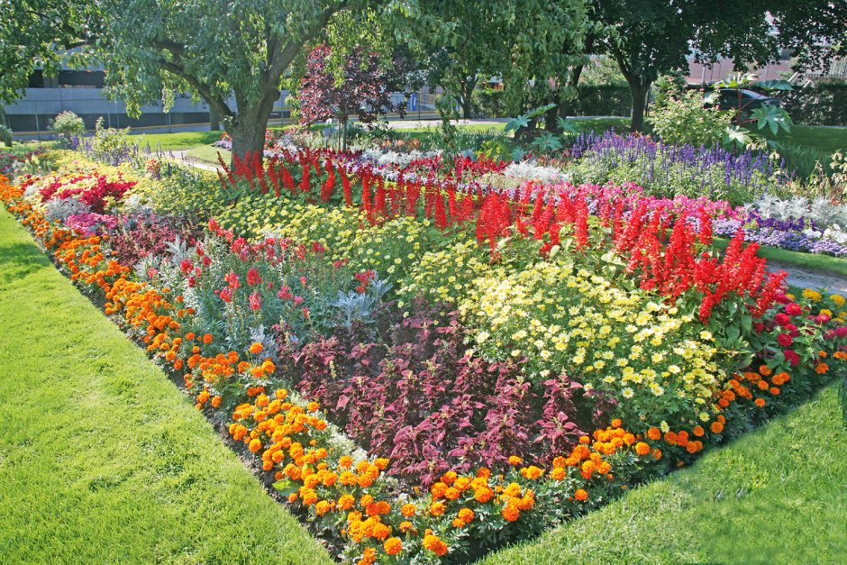 Клумбы для цветов на даче