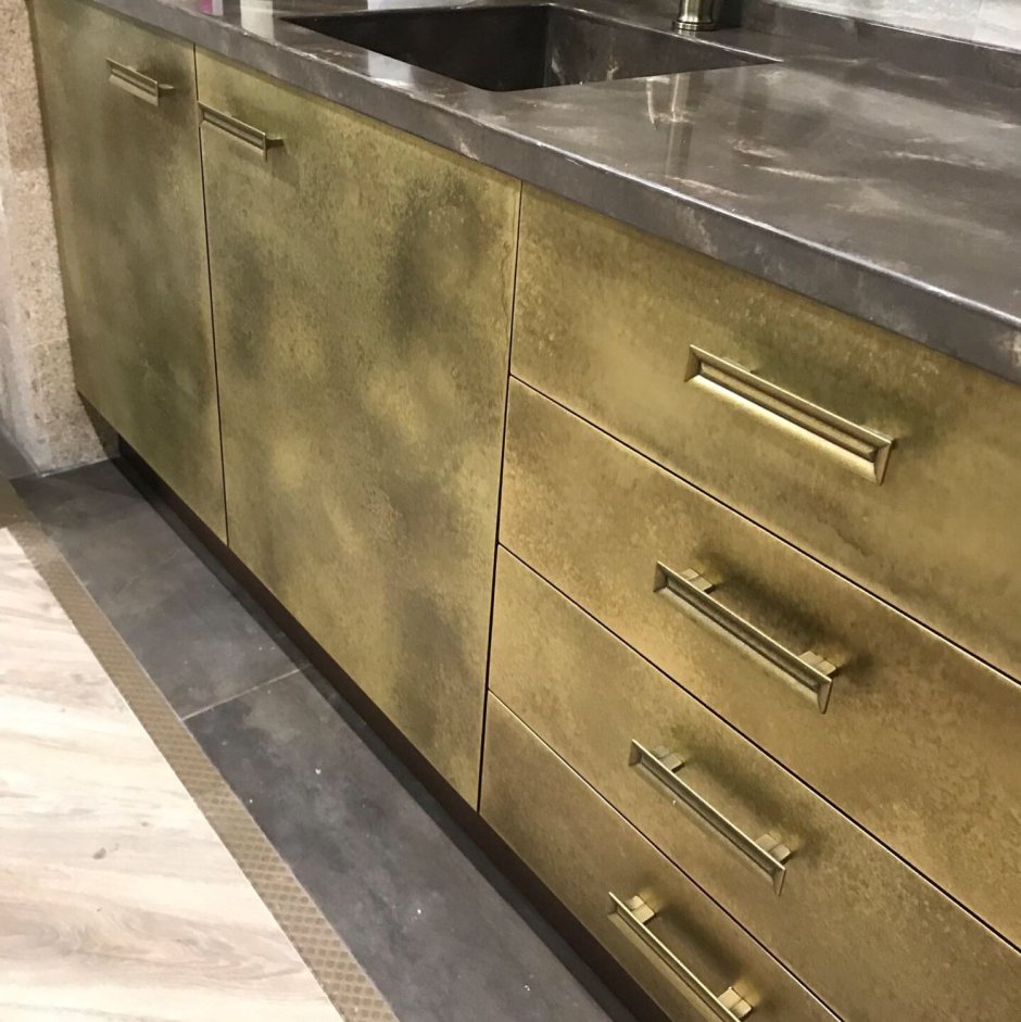 Кухня с фасадами под металл