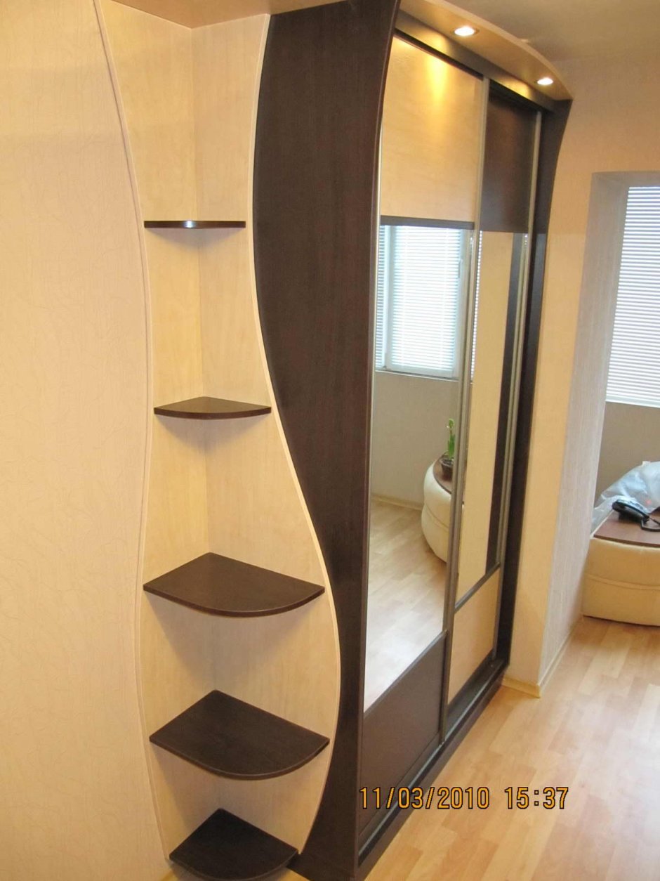 Открытые шкафы с полками