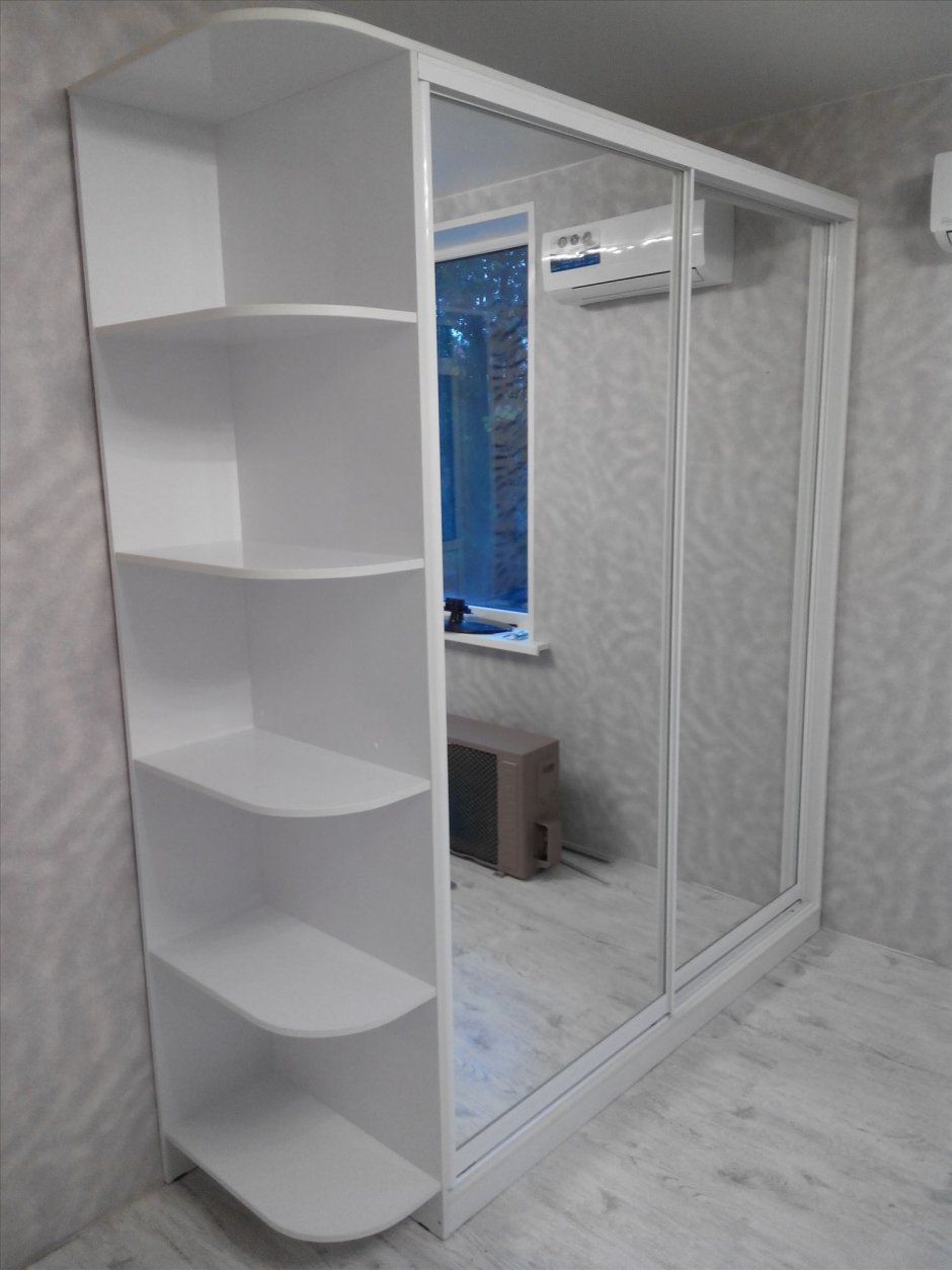 Шкаф купе с полками сбоку