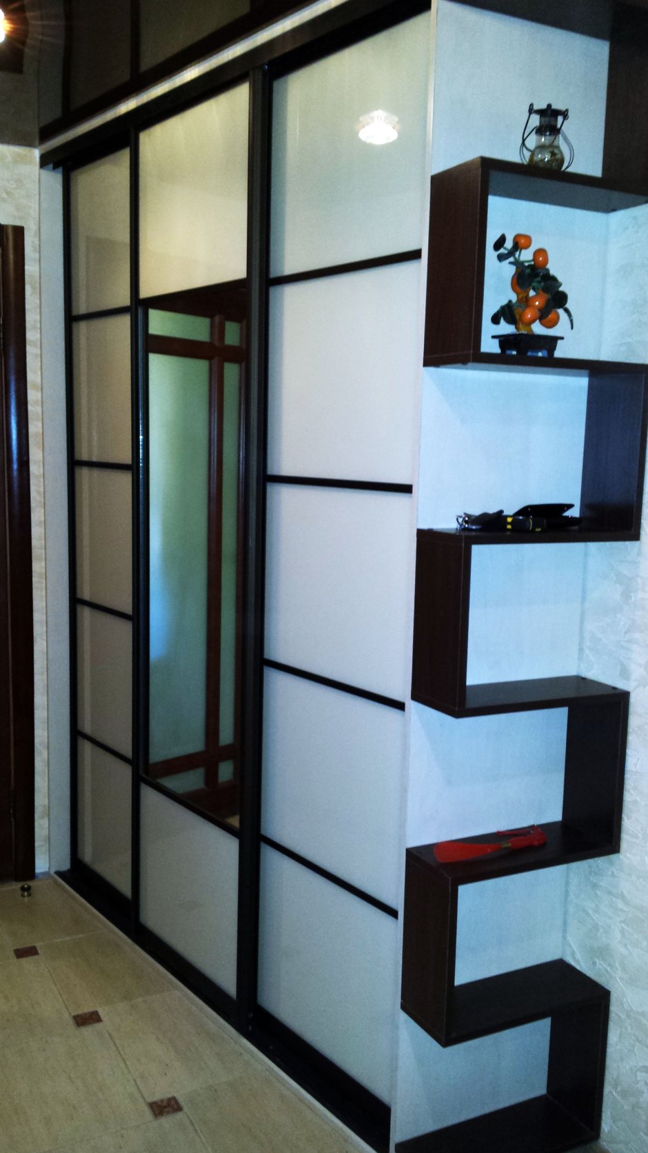 Шкаф с орхидеями много мебели