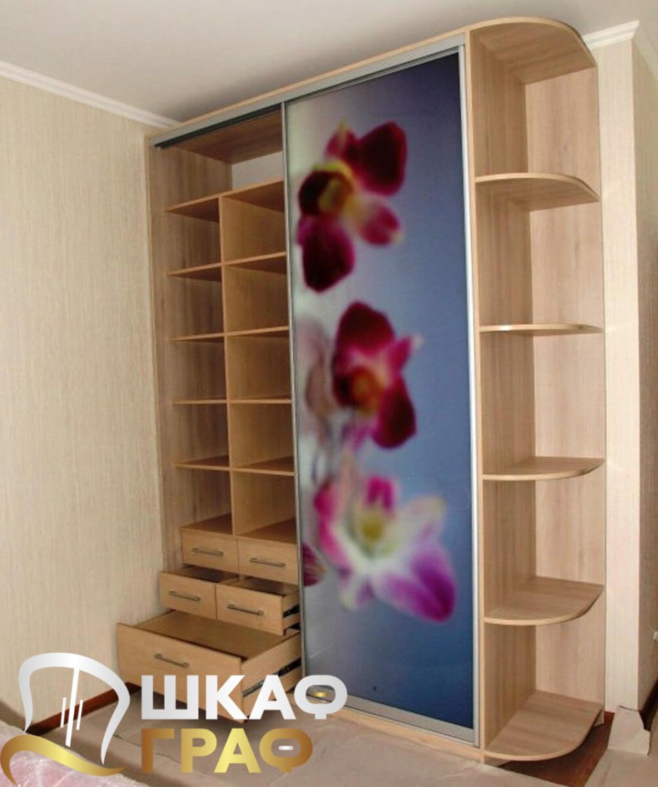 Шкаф-купе в прихожую с полками сбоку