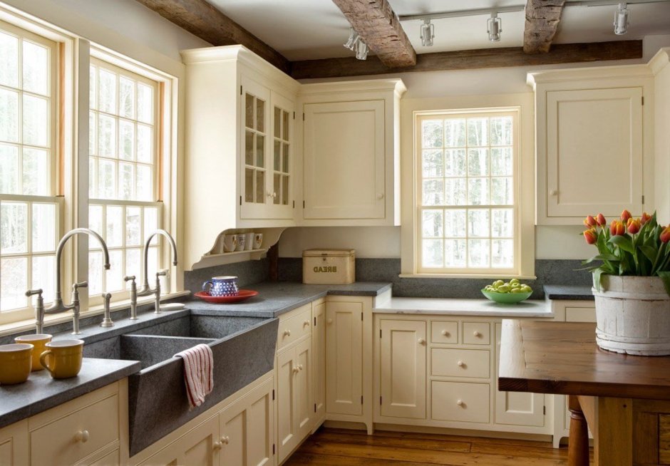 Белая кухня с панорамным окном