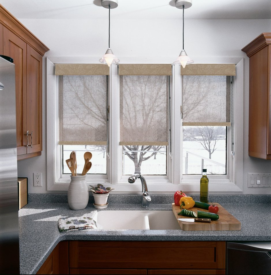 Дизайн кухни с двумя окнами
