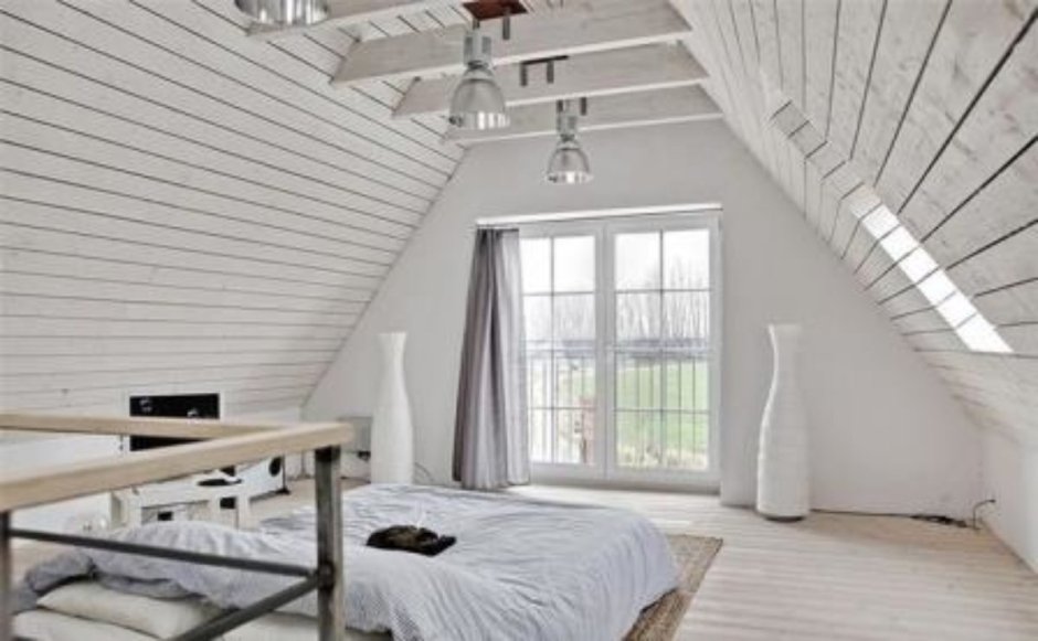 Светильники на балках в деревянном доме