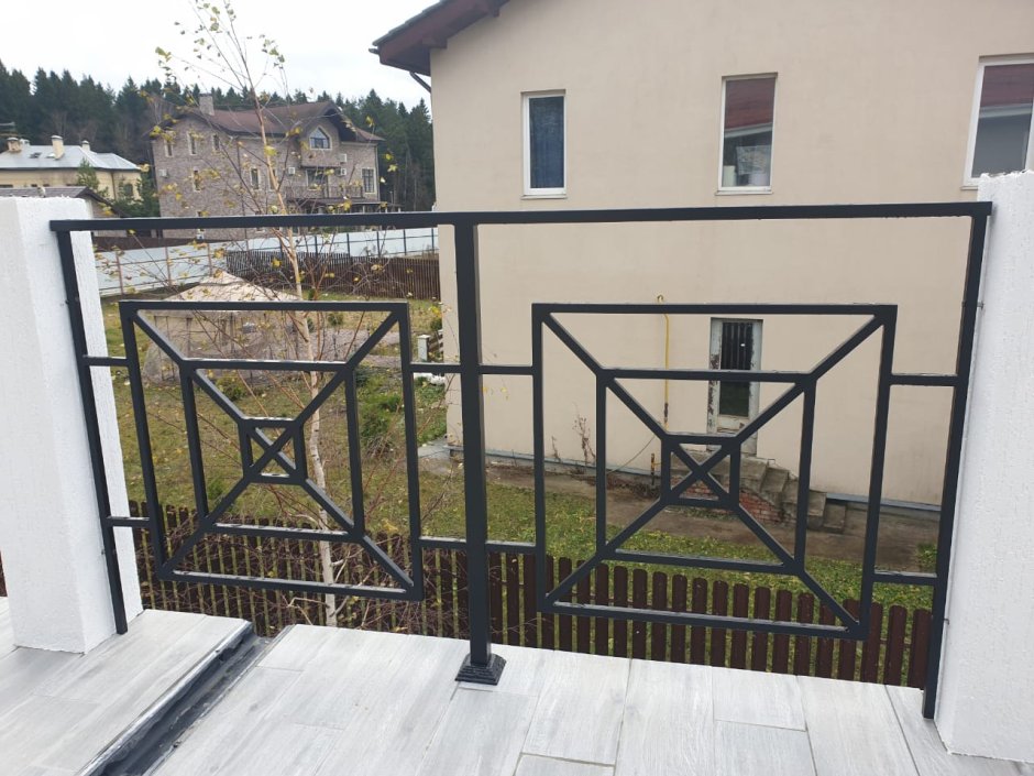 Ограждение балкона из профильной трубы