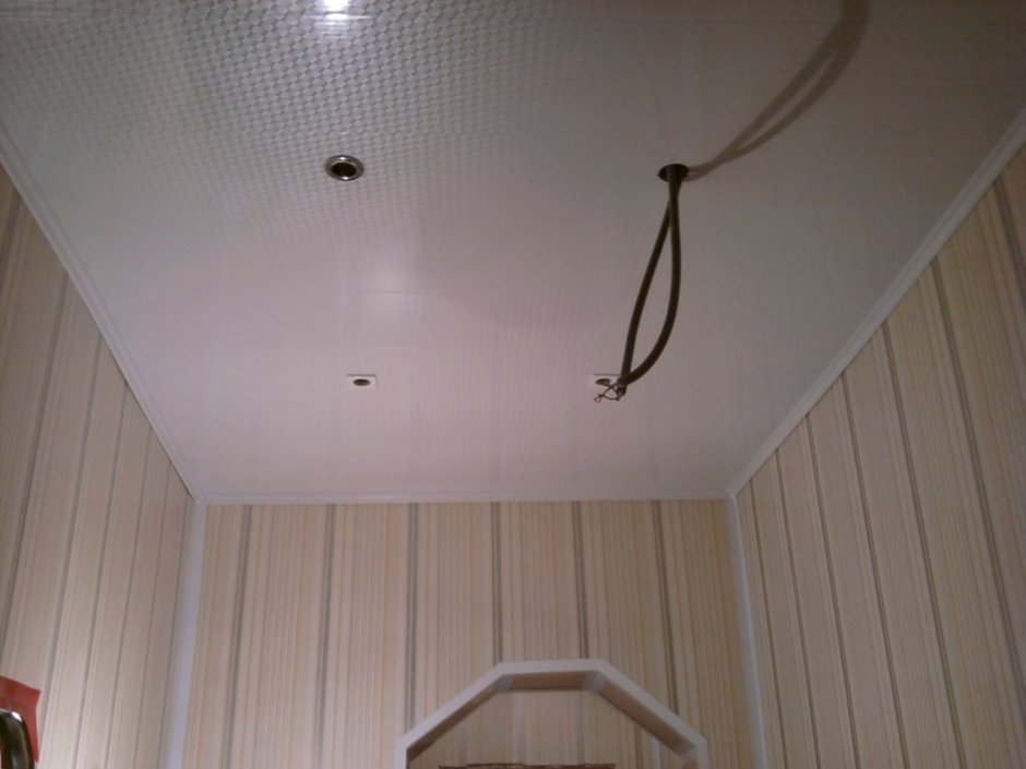 Пластиковый потолок в коридоре