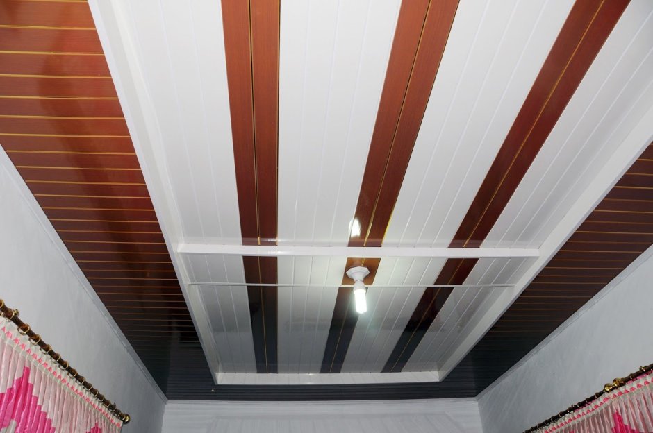 Потолок из пластика