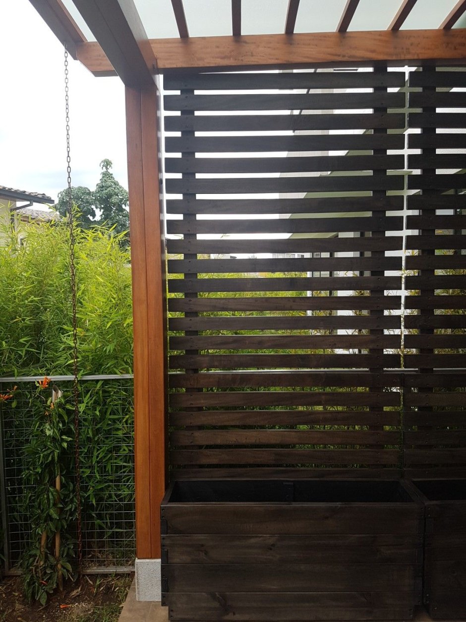 Забор жалюзи с кованными воротами