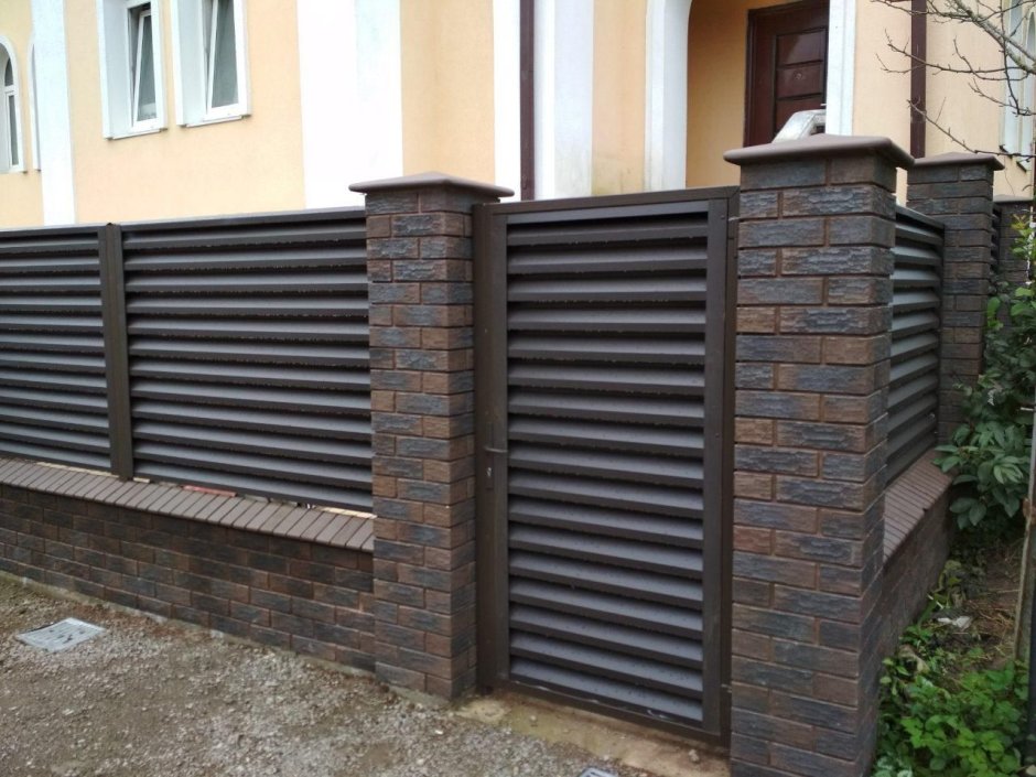 Горизонтальные деревянные ворота