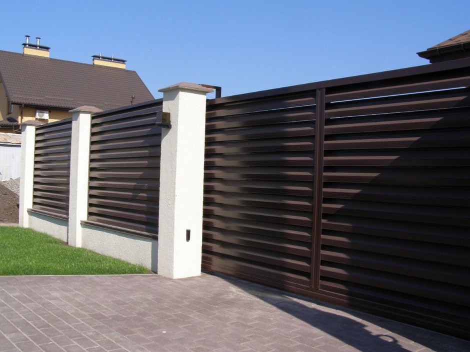 Вертикальный жалюзийный забор из дерева