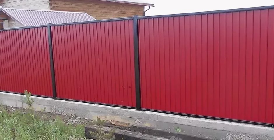 Красивый забор из профнастила в рамке