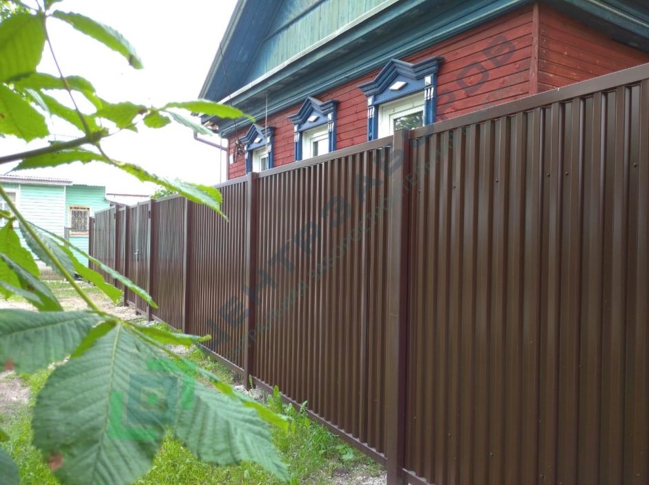 Забор из профнастила в рамке из уголка