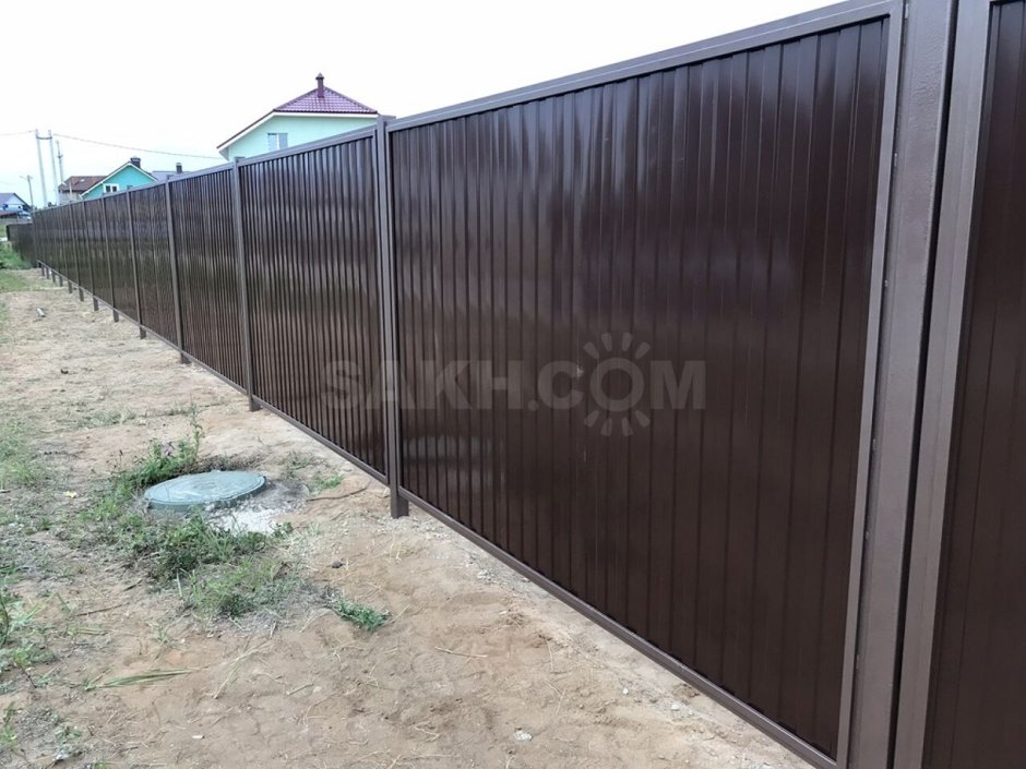 Коричневый забор