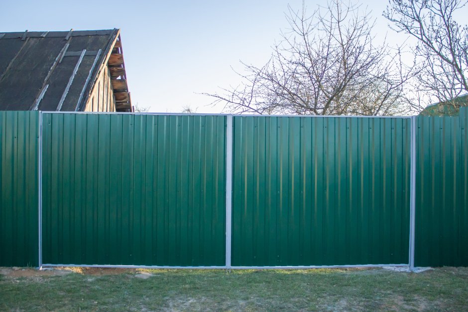 Забор из профлиста с металлическими столбами