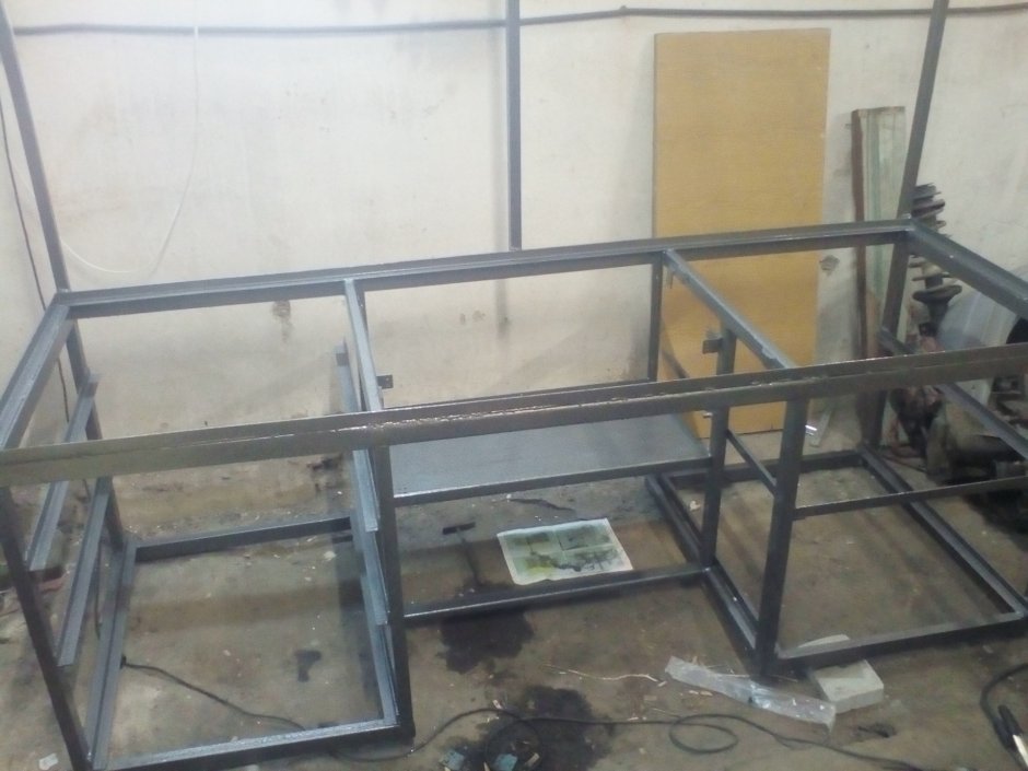 Верстак в гараж из профильной трубы