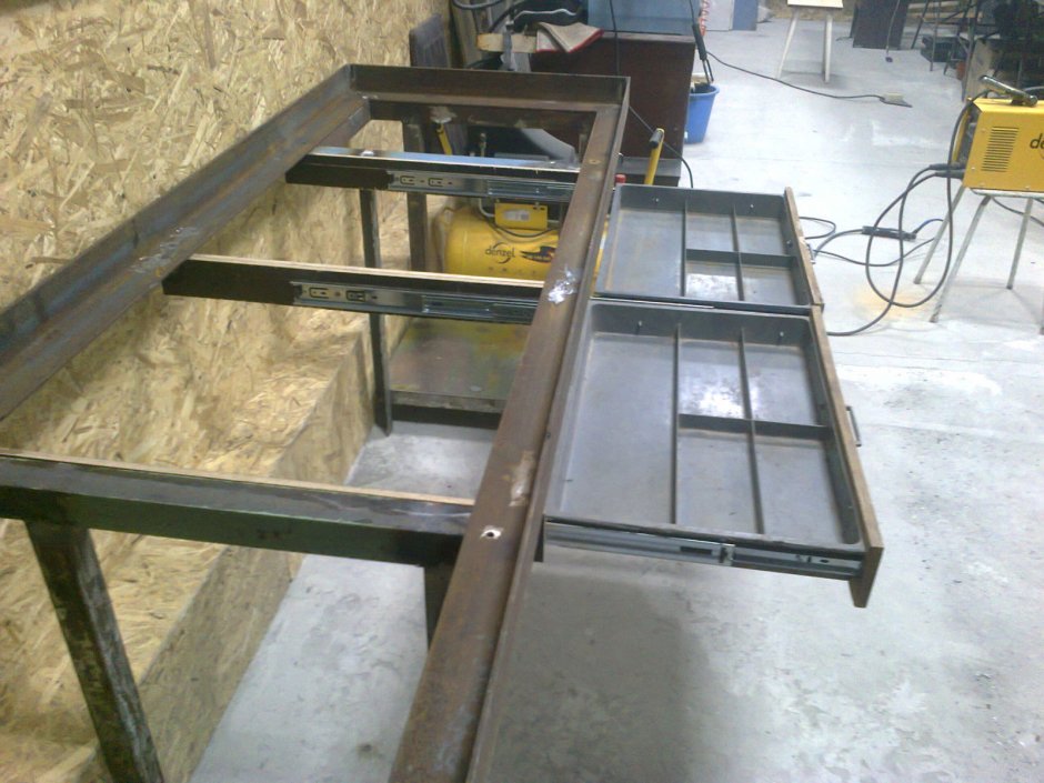 Гаражные верстаки из металла