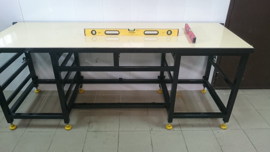 Угловой верстак в гараже