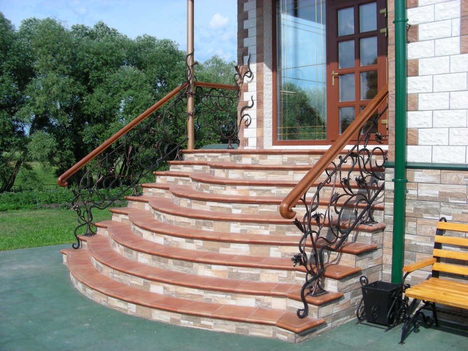 Уличная лестница в частном доме