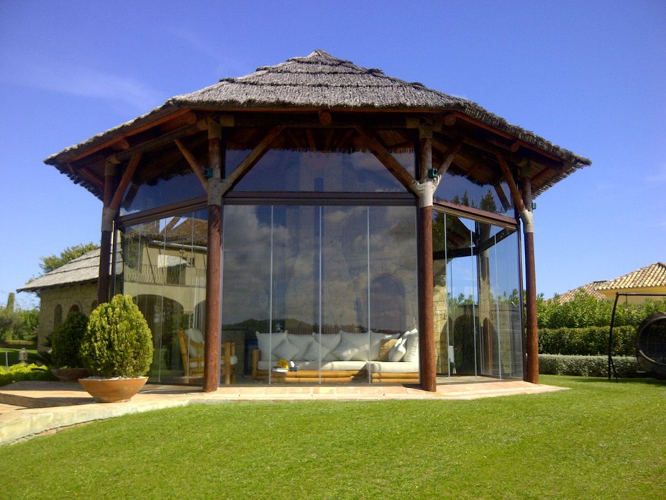 Стеклянная беседка