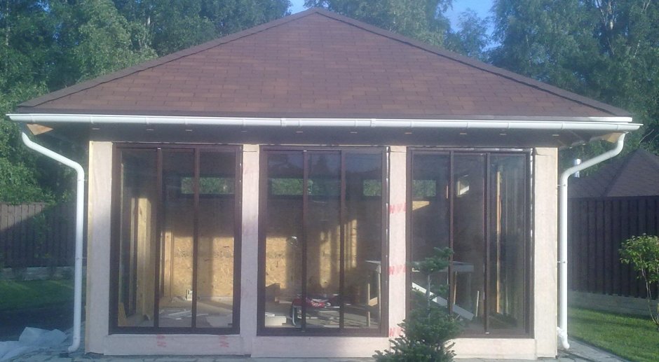 Беседка с панорамным остеклением и барбекю