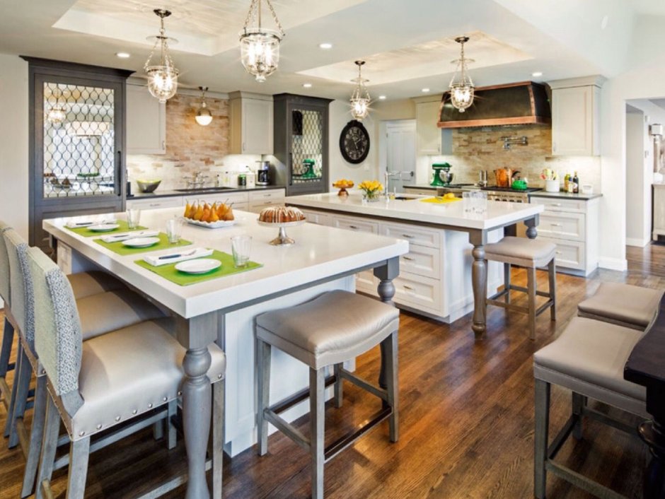 Кухня с полуостровом в доме
