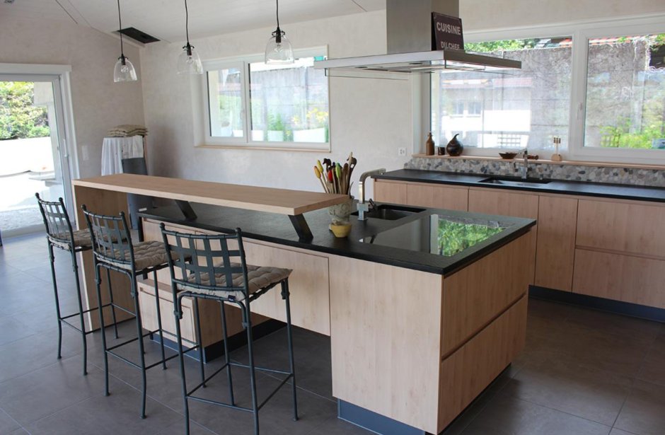 Кухня с островом в загородном доме