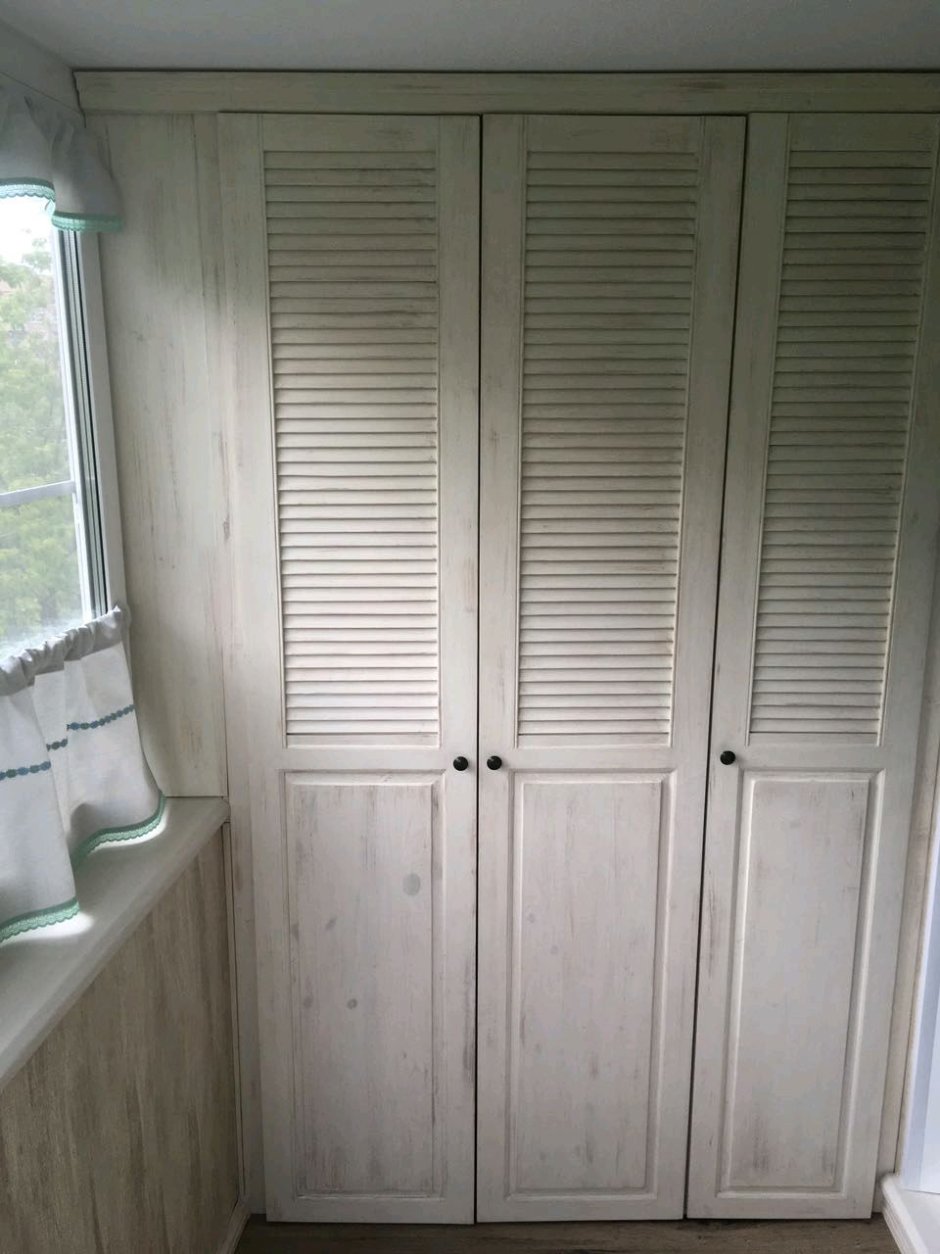 Шкаф с жалюзийными дверками на балконе
