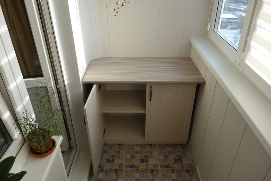 Шкаф с жалюзийными дверцами