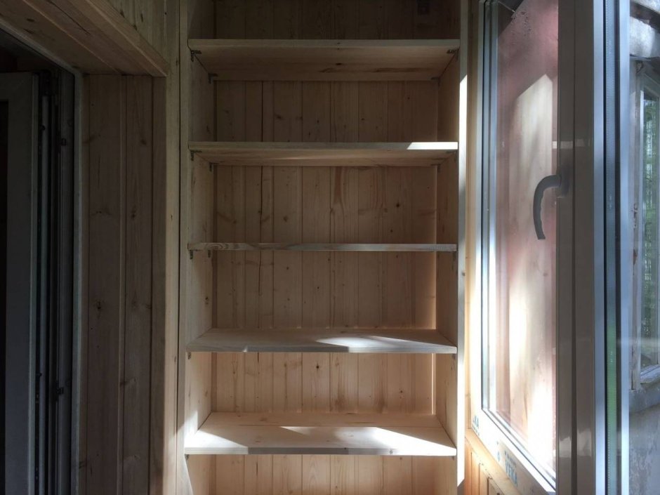 Кухня с жалюзийными фасадами