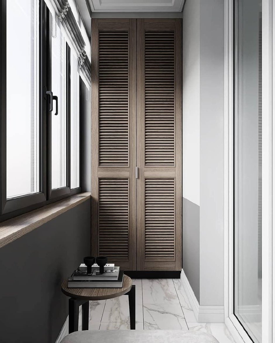 Шкаф на балконе с жалюзийными дверцами