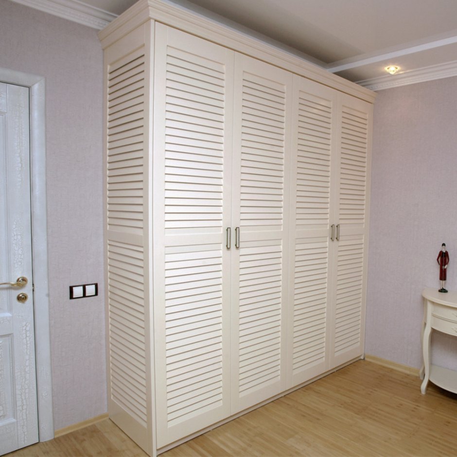 Пластиковый шкаф на балкон