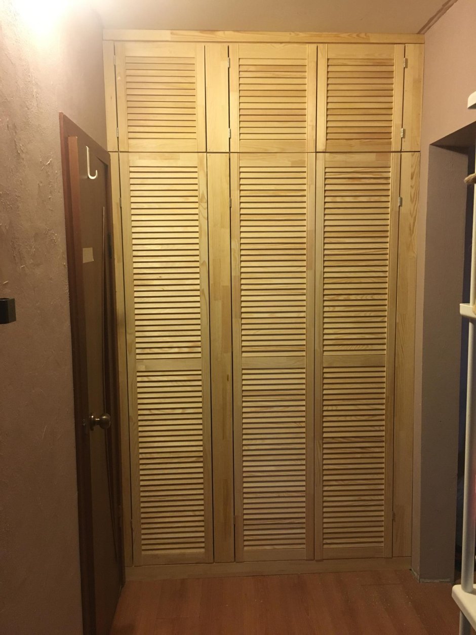 Шкаф на балконе с газовой трубой