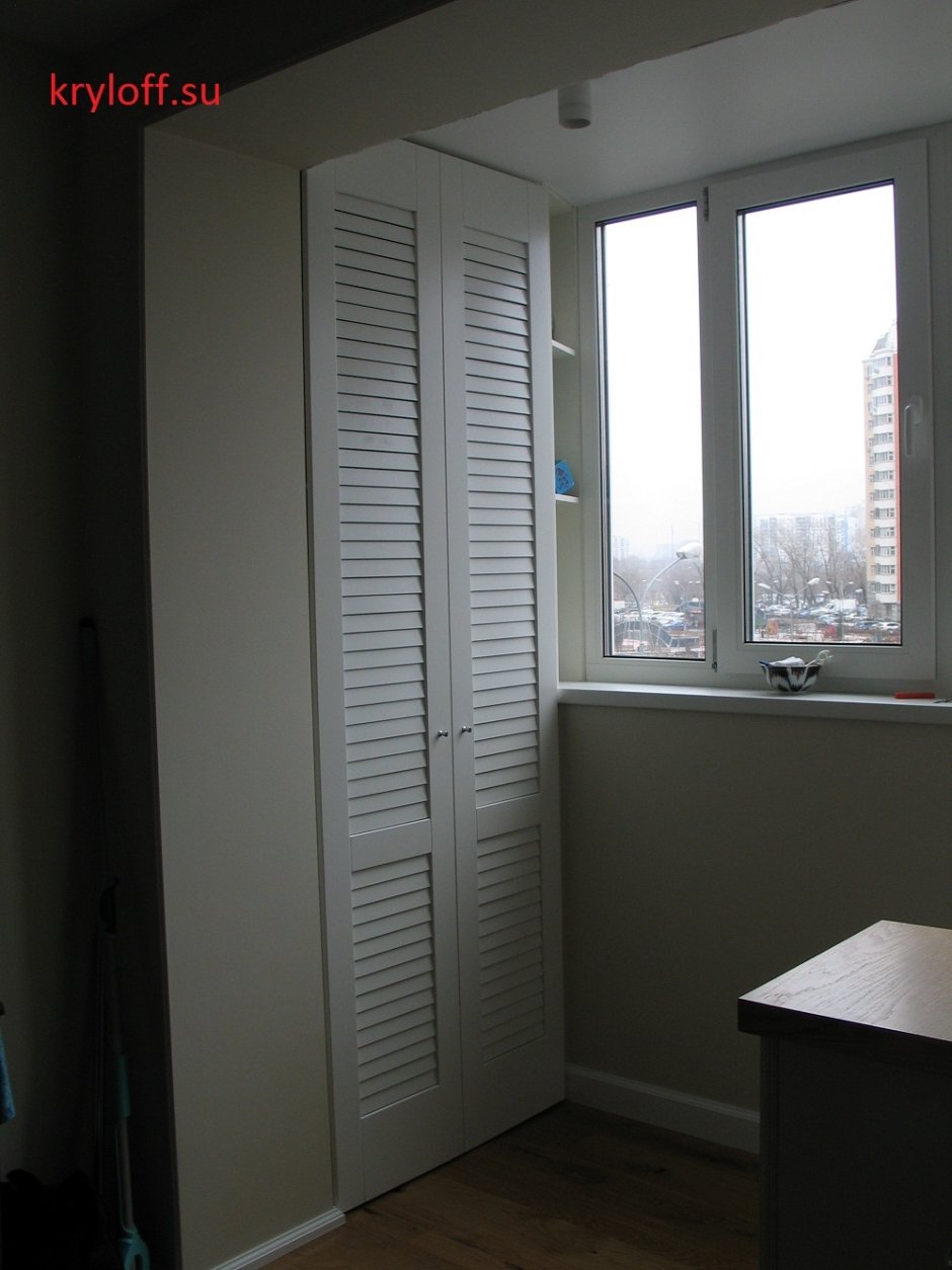 Реечный шкаф на балкон