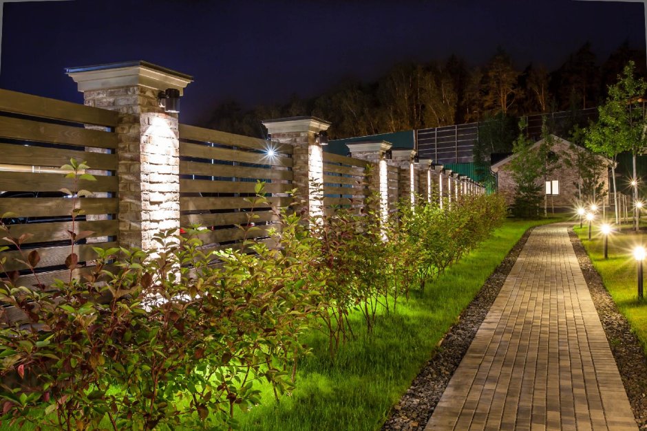 Подсветка забора столбов