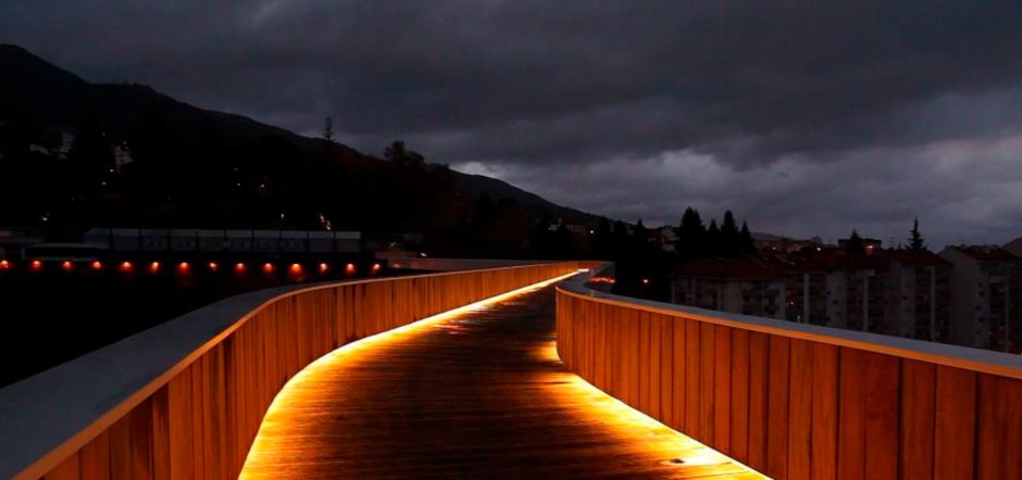 Подсветка пешеходного моста