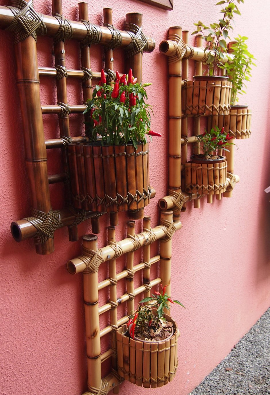 Клумба из бамбука