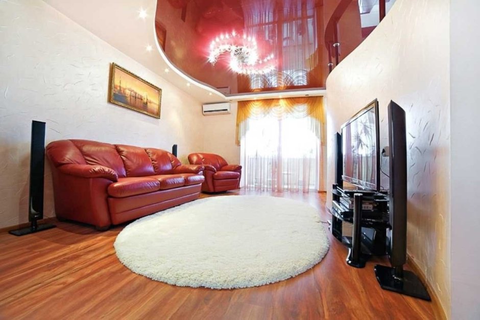 Натяжной потолок в гостиной