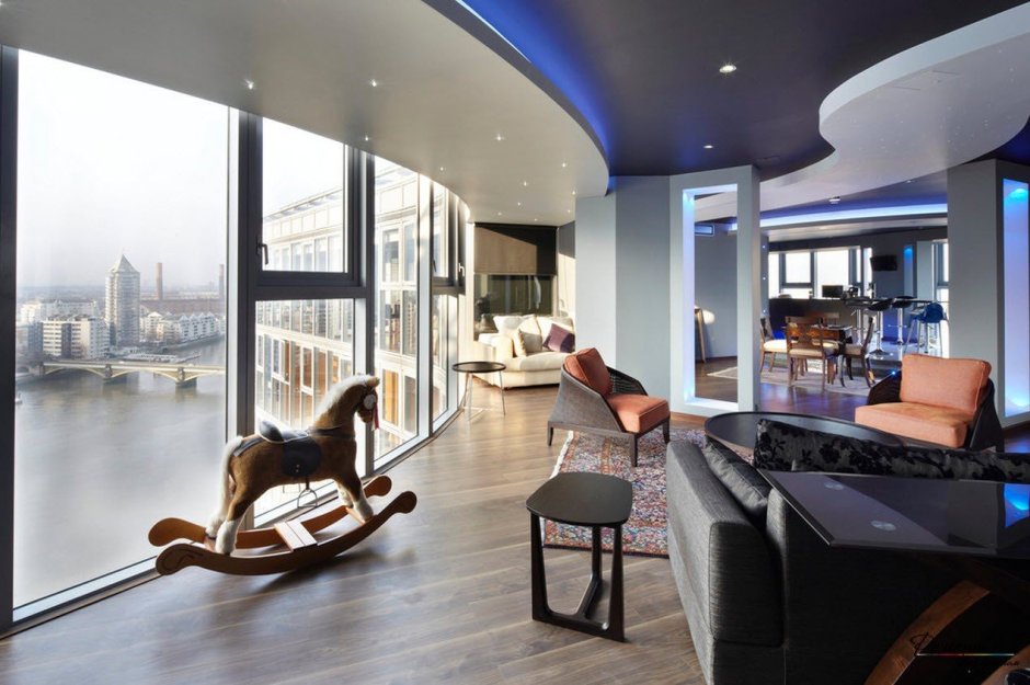 Натяжные потолки в гостиную