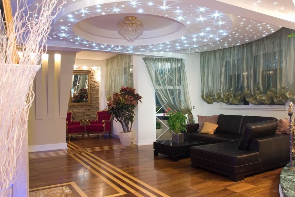Красивые натяжные потолки для зала в доме