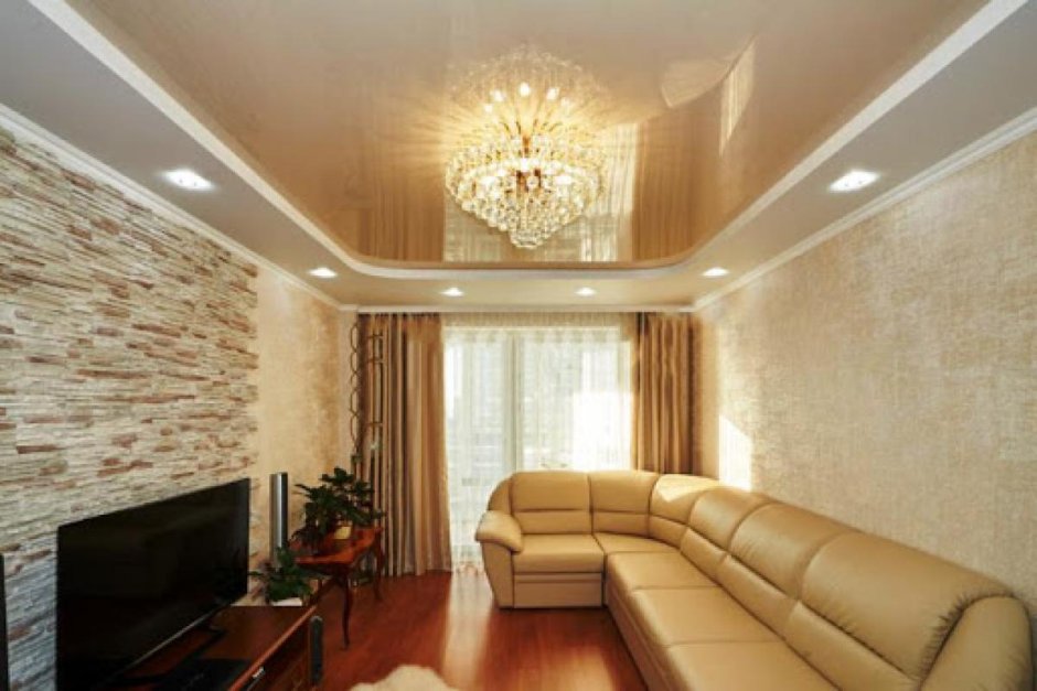 Натяжной потолок в большой гостиной