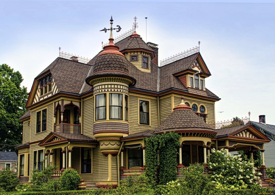Коттедж с башенкой в викторианском стиле