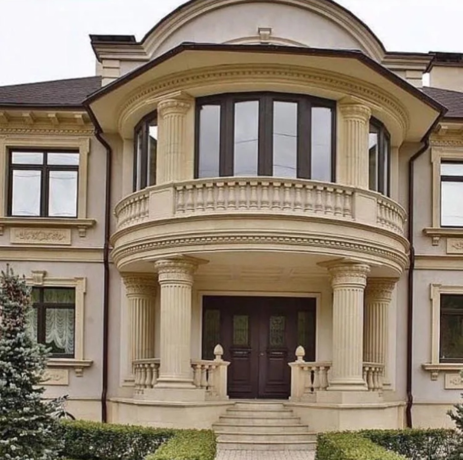 Двухэтажный дом с панорамными окнами и балконом